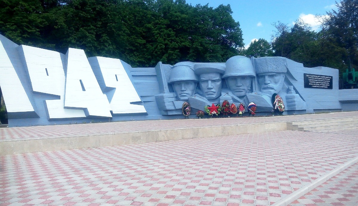 Монумент защитникам Эльхотовских ворот