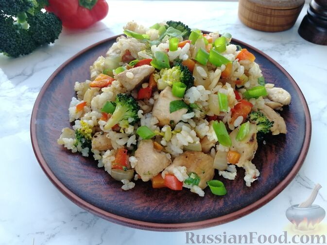 рис короткозернистый, куриное филе, капуста брокколи, перец болгарский красный, лук репчатый, морковь, чеснок, яйца, соус соевый, соус, масло растительное, лук зелёный, соль, перец чёрный молотый