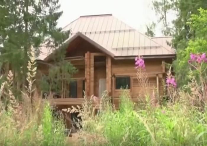 Основное строение явно навевает какие-то ассоциации с купеческой усадьбой позапрошлого века
