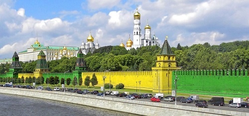 Стены московского Кремля в желтом и зеленом цвете. А желтый - то зачем?