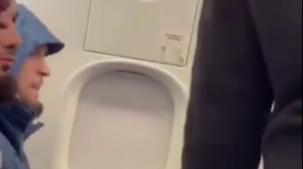    Хабиба Нурмагомедова сняли с авиарейса в США. Фото: стоп-кадр видео