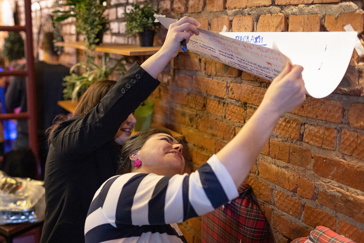 На фото наши девочки из подбора во время стратегической сессии