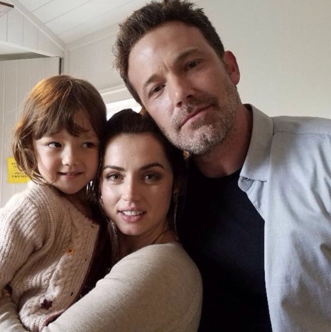 Вик, Мелисса и крошка Трикси - с виду идеальная семья