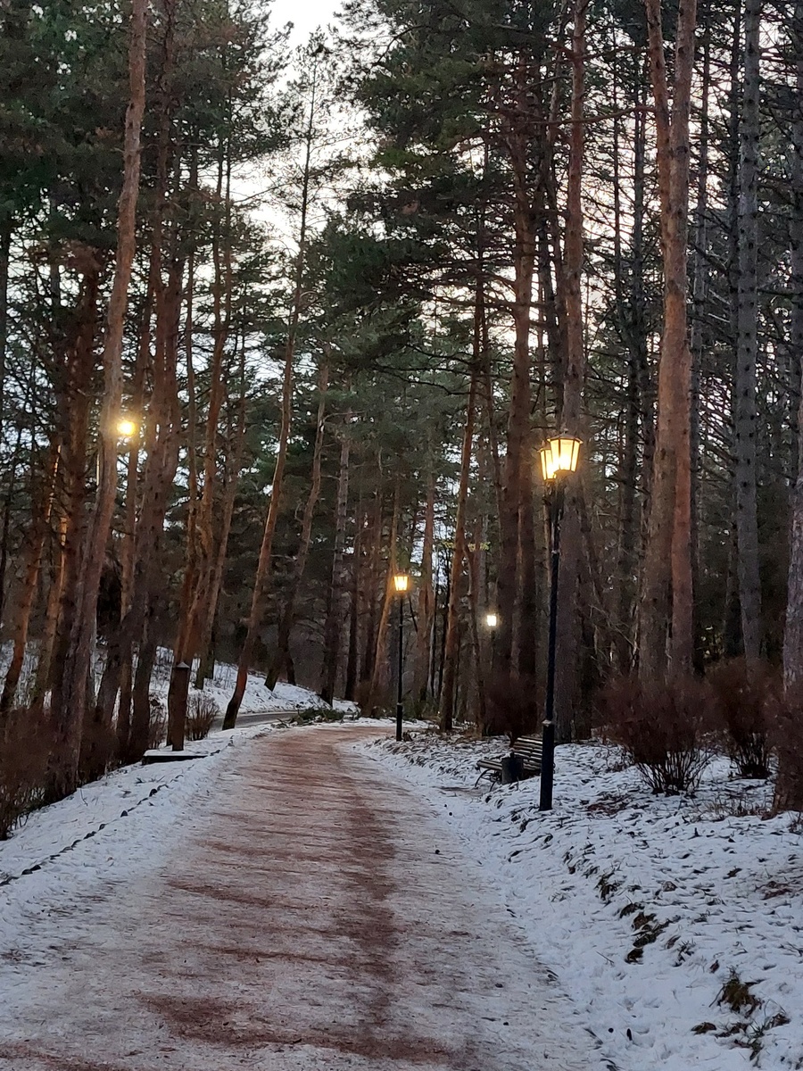 Терренкуры по вечерам освещаются. Первые фонари появились в 1864 году, в 1891 году парк освещался уже 47 керосиновыми фонарями, а в 1894 году в парке было проведено электрическое освещение.