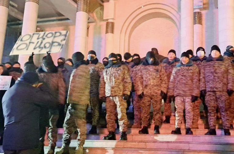 Монгольский ОМОН  охраняет правительство.