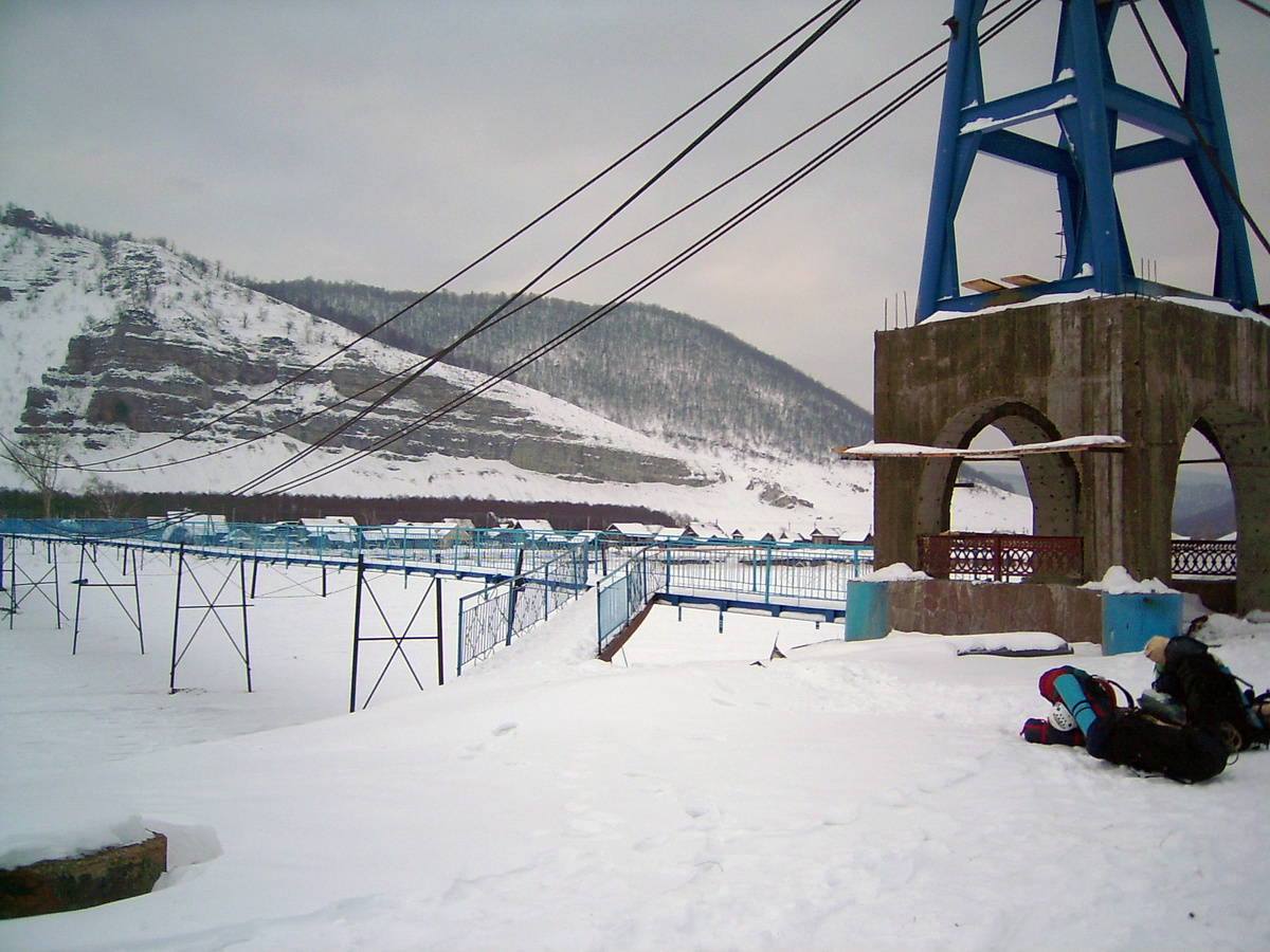 Справа лежат наши рюкзаки