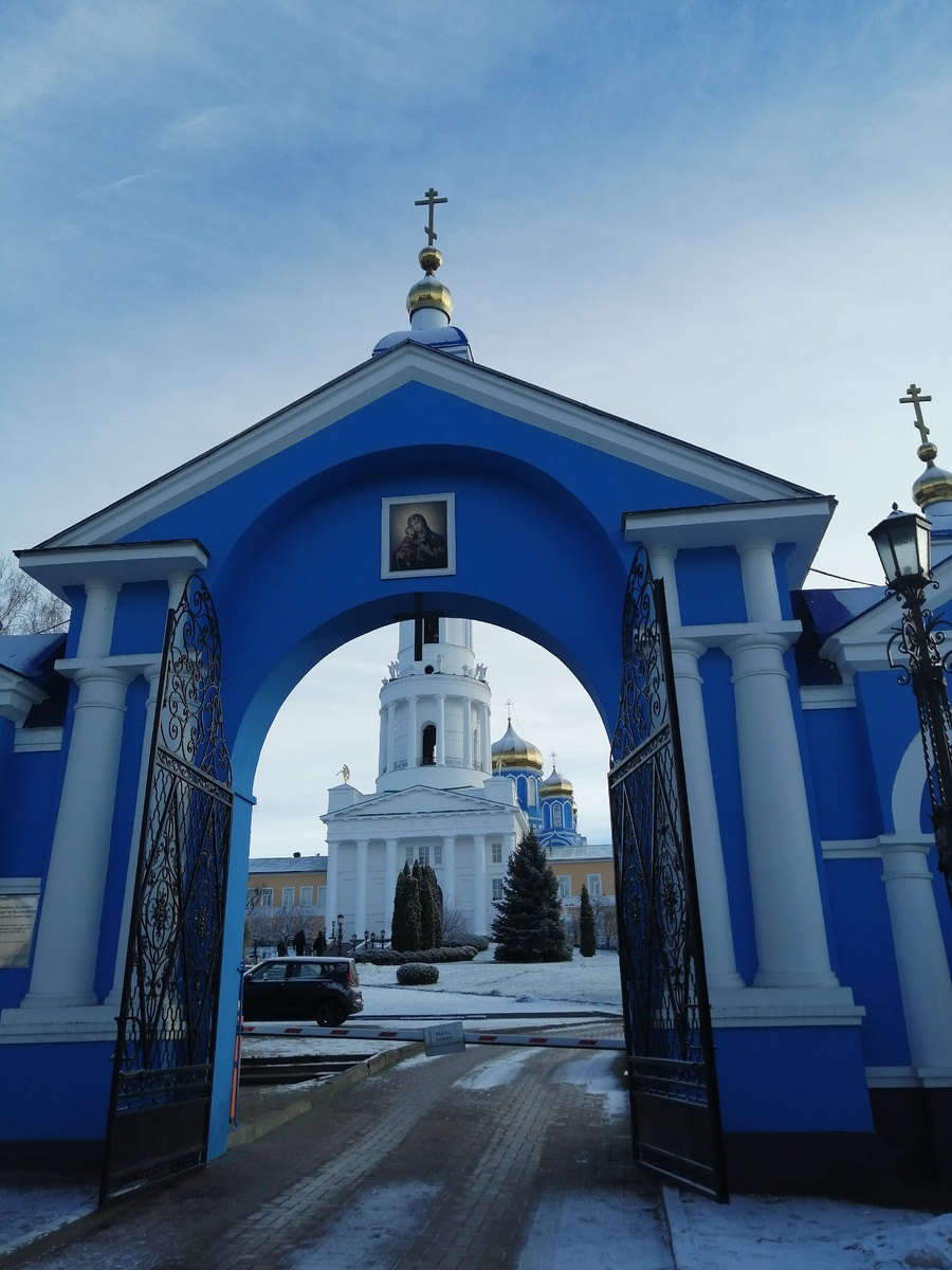 Входные монастырские боковые ворота