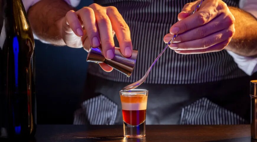   Приготовление коктейля Б-52 (фото Shuttersock/FOTODOM)