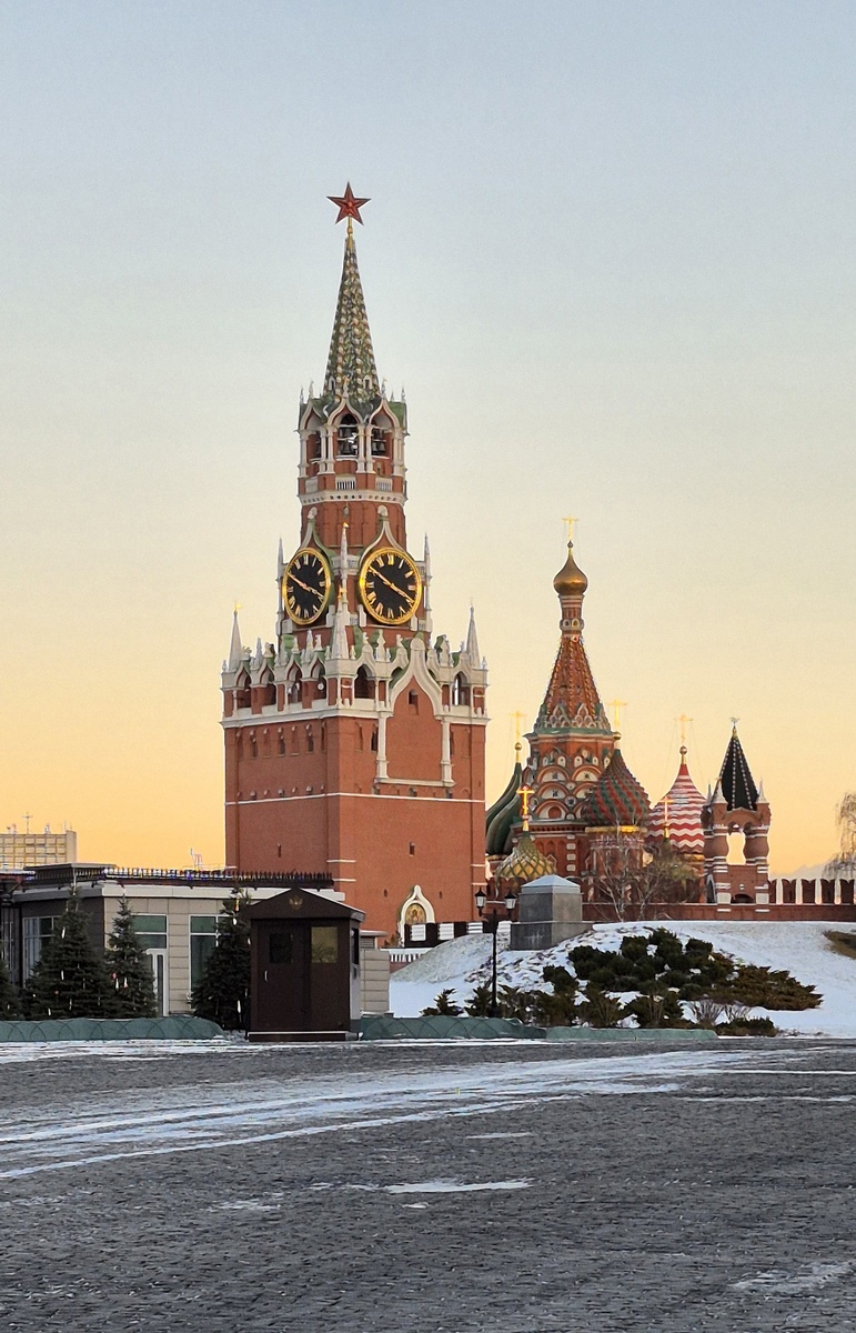 Спасская башня и храм Василия Блаженного. Вид с внутренней стороны Кремля.