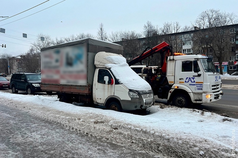    Автомобиль простоял три года вдоль дороги у дома № 68. Машина мешала уборке, занимала парковочное место. "Газель" увезли сегодня на эвакуаторе.