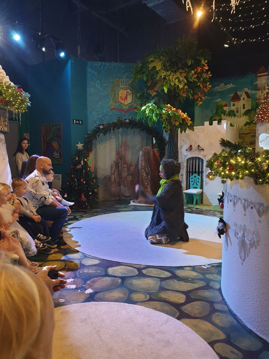 Мы ходили на постановку "Ежата и Новый год", соответственно всю програму вели "ежи", в конце был Дед Мороз со Снегурочкой)