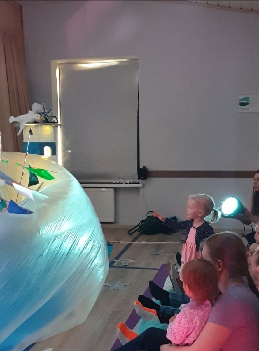 Однин из таких театров "Колыбель" - наш первый выход в свет после пандемии. Дочка постоянно хотела подойти поближе, все было интересно))