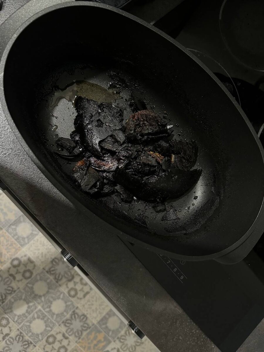 Купили утятницу от Нева Металл Посуда. Она красивая, черная и качественная. 