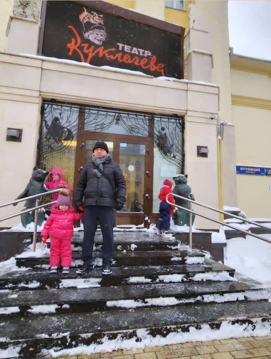 Вход в театр