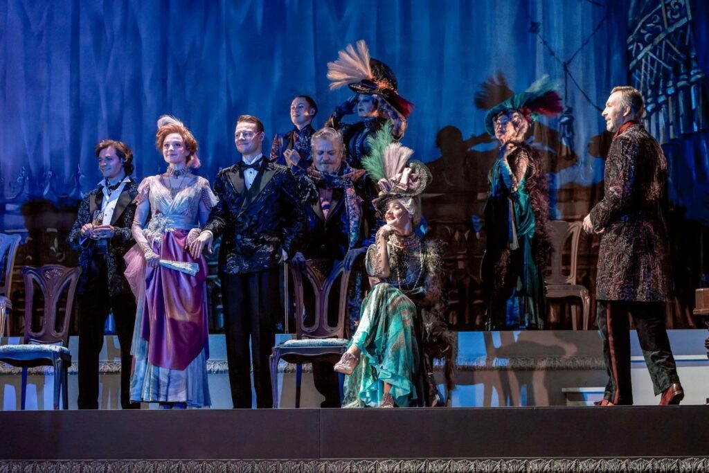    Спектакль «Плохие хорошие», Театр Пушкина. Фото: Екатерина Московко Источник фото: Театр To Go