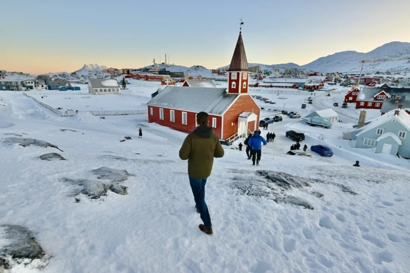    Сторонники США в Гренландии — бездомные и бедняки, которых подкупил едой Трамп-младший