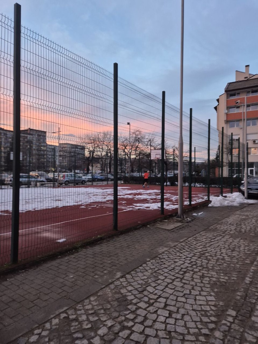 Вечереет, снег еще лежит, но охота - пуще неволи.