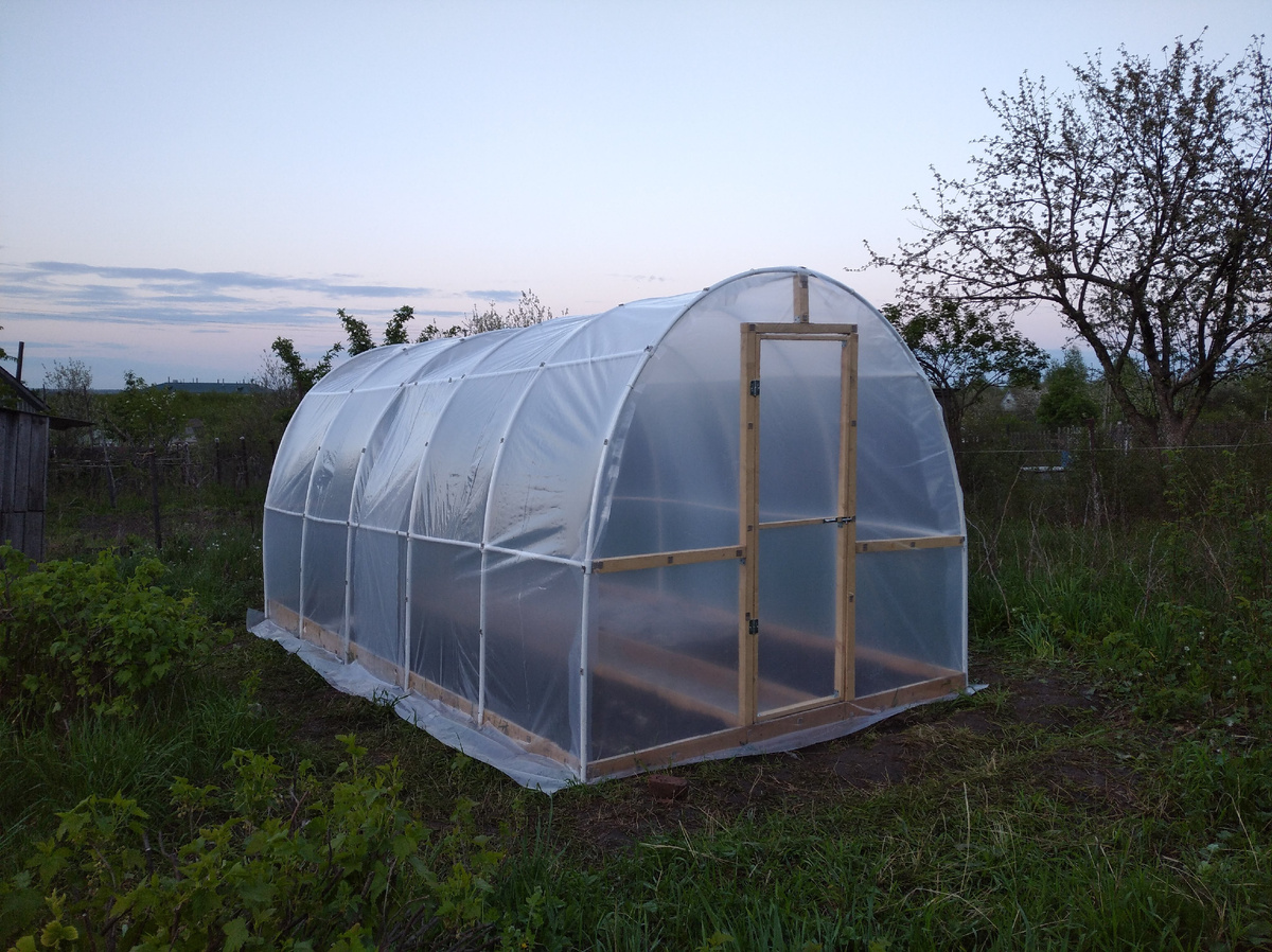 Наступила весна и было принято решение о постройке недорогой теплицы.