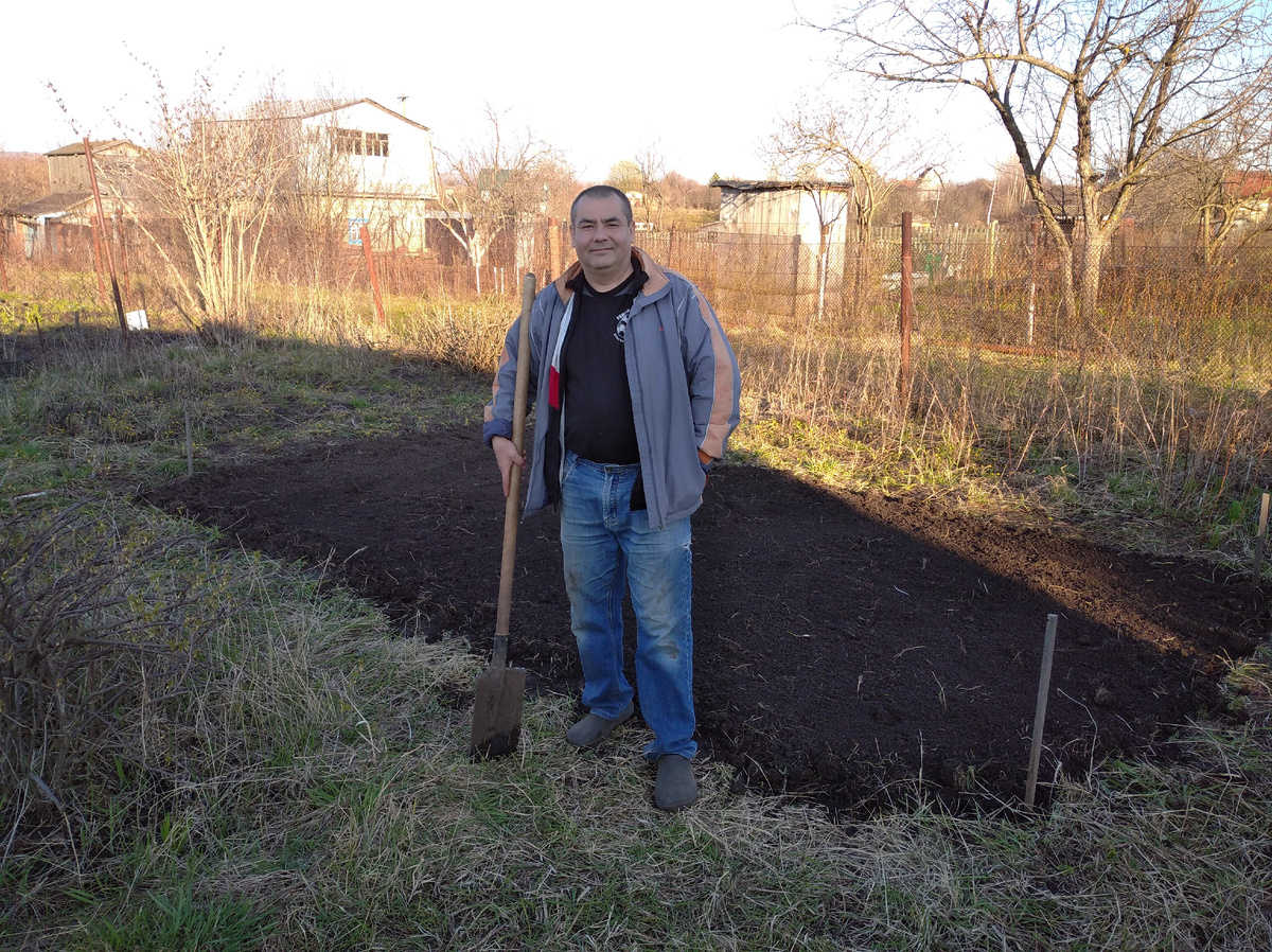 На своём участке находим самое освещённое место.