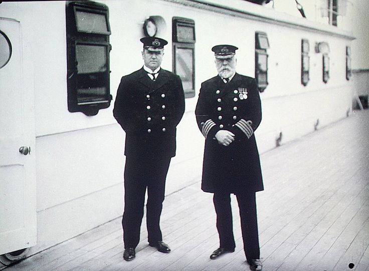 Фото капитана корабля - справа