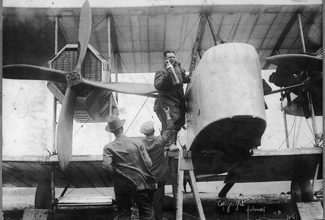 Капитан Элкок загружает на борт провиант