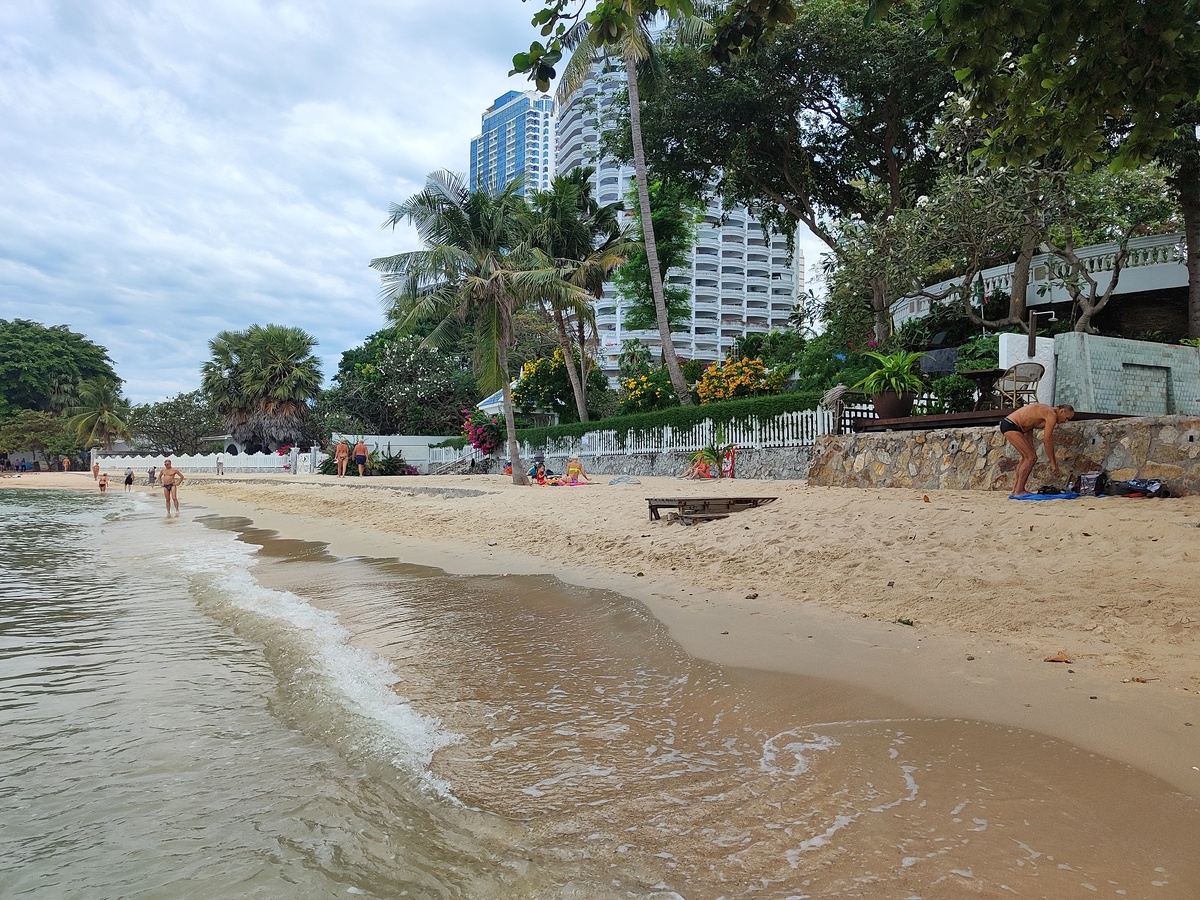 Северная часть пляжа Вонгамат в 10 часов утра