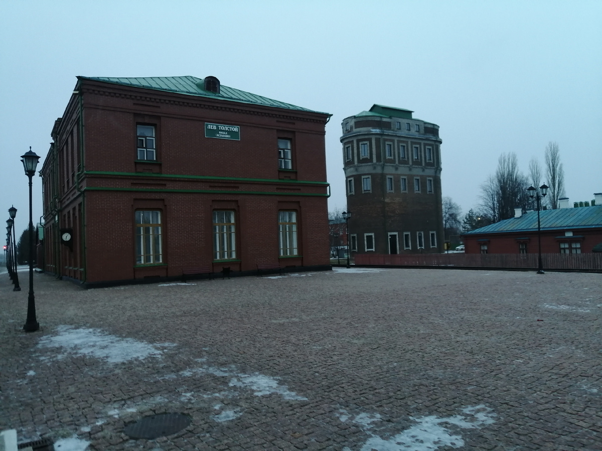 Так сейчас выглядит здание вокзала и привокзальная площадь. Справа как раз тот самый дом