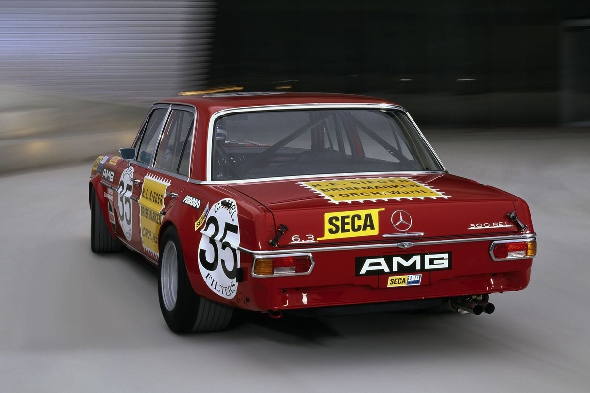 Первый экспонат кунсткамеры — суперседан по прозвищу «Красная свинья».