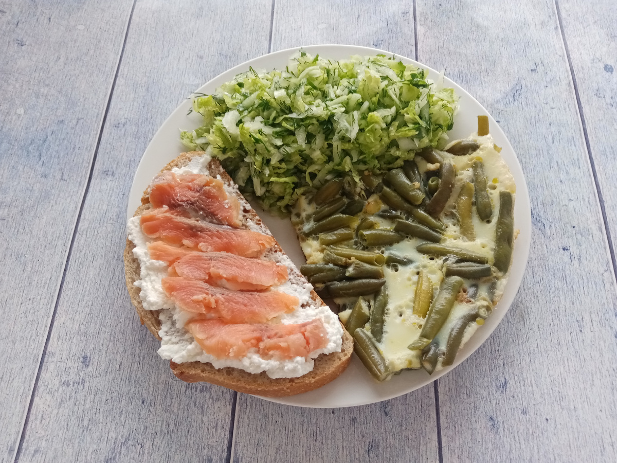 Завтрак. Омлет со стручковой фасолью, салат и бутерброд с Рикоттой и горбушей.