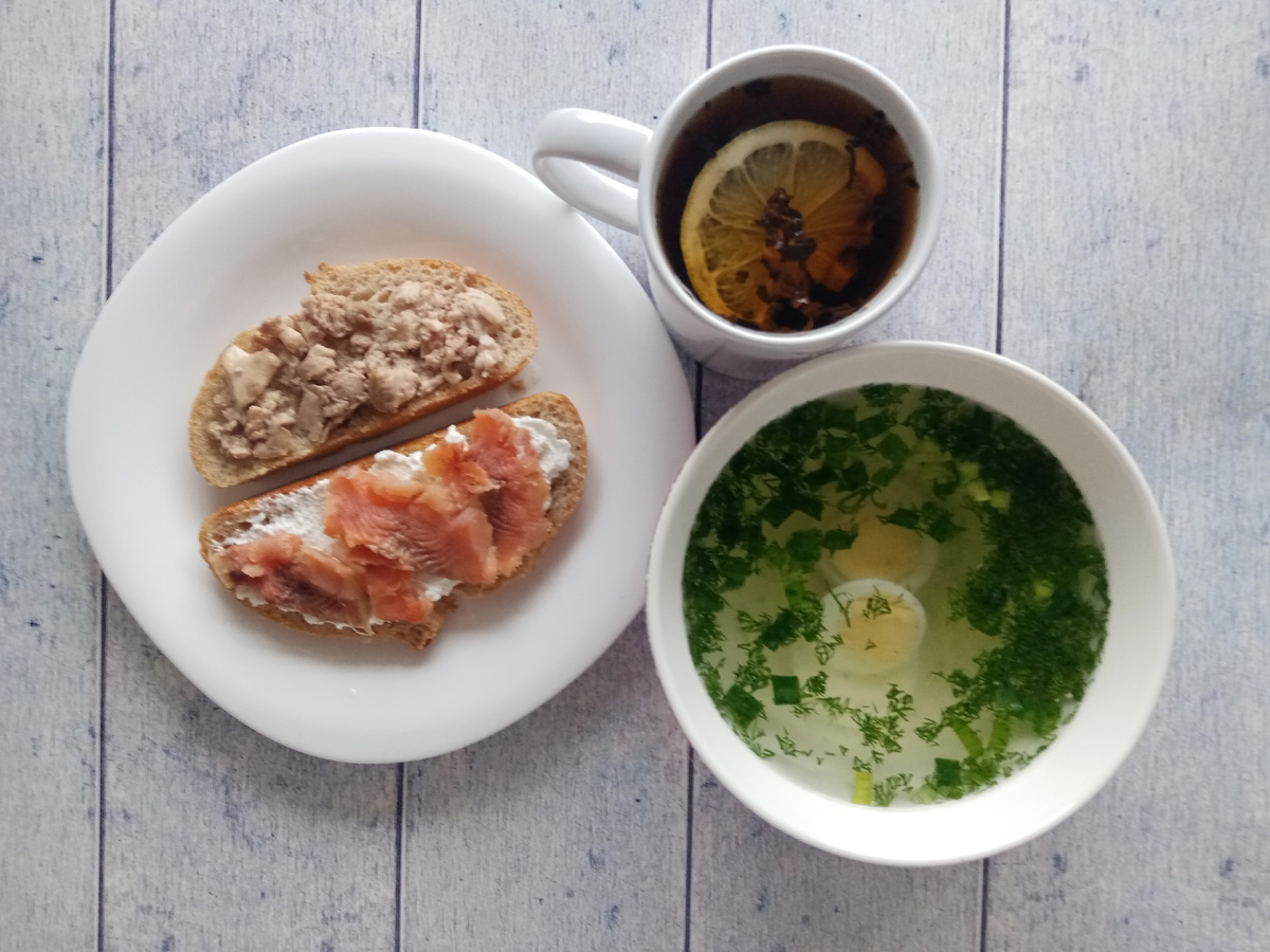 Второй завтрак. Бульон куриный с яйцом и зеленью, бутерброды с горбушей и печенью минтая и чай с лимоном и сахаром. 