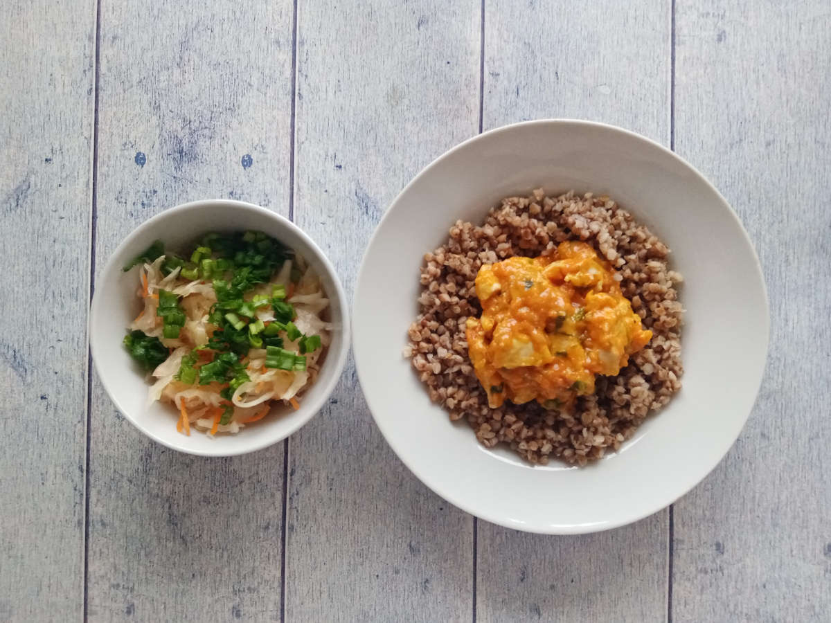 Обед. Гречка, курица с овощами и квашеная капуста. 
