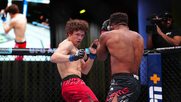 Копылов против  Криса Кертиса. фото: картинки яндекса.   