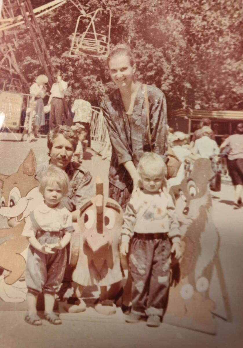 Это фотография из нашего архива 1993 год, я весила чуть больше 40 кг