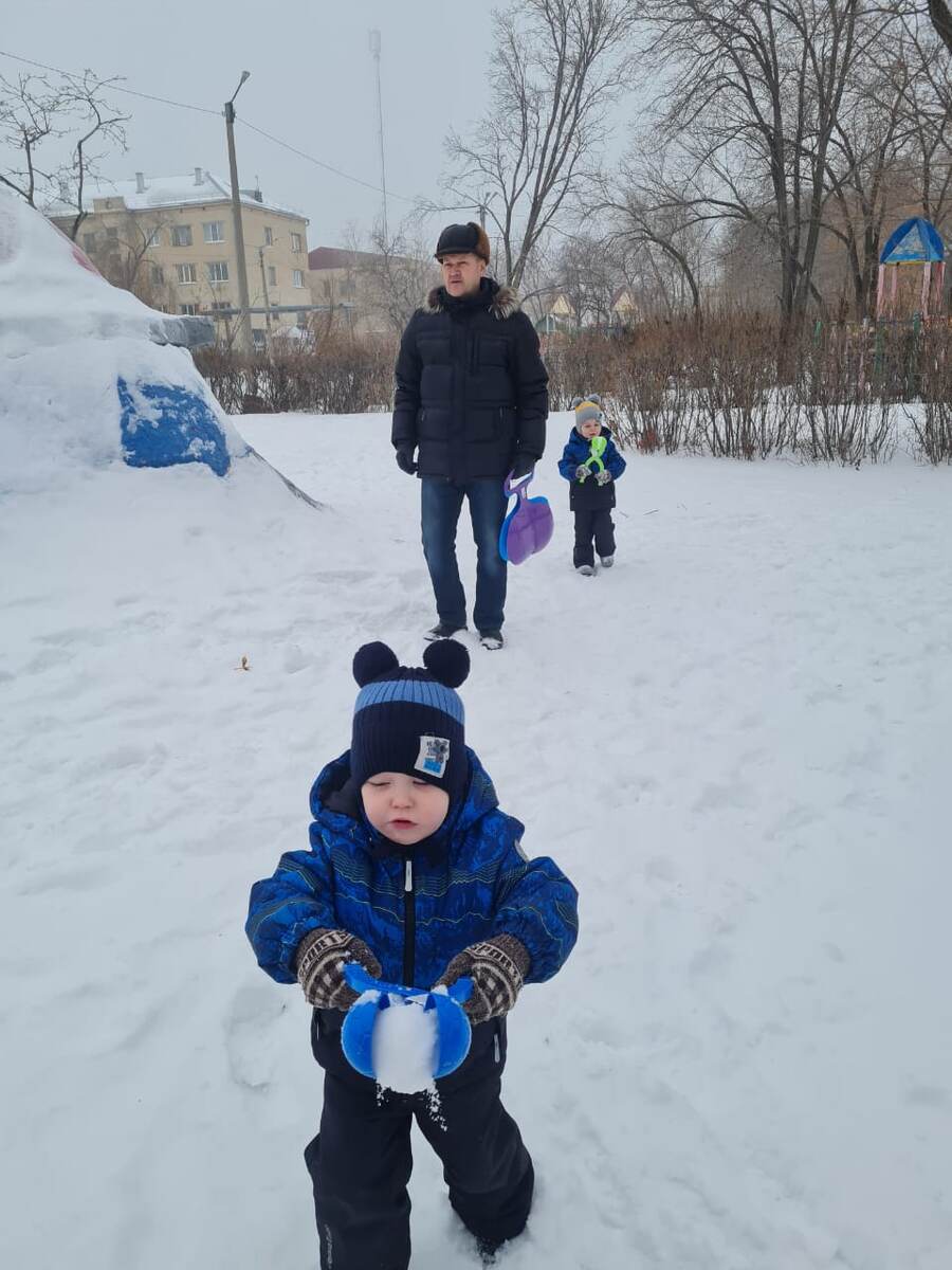 Петя с дедом и снежколепом