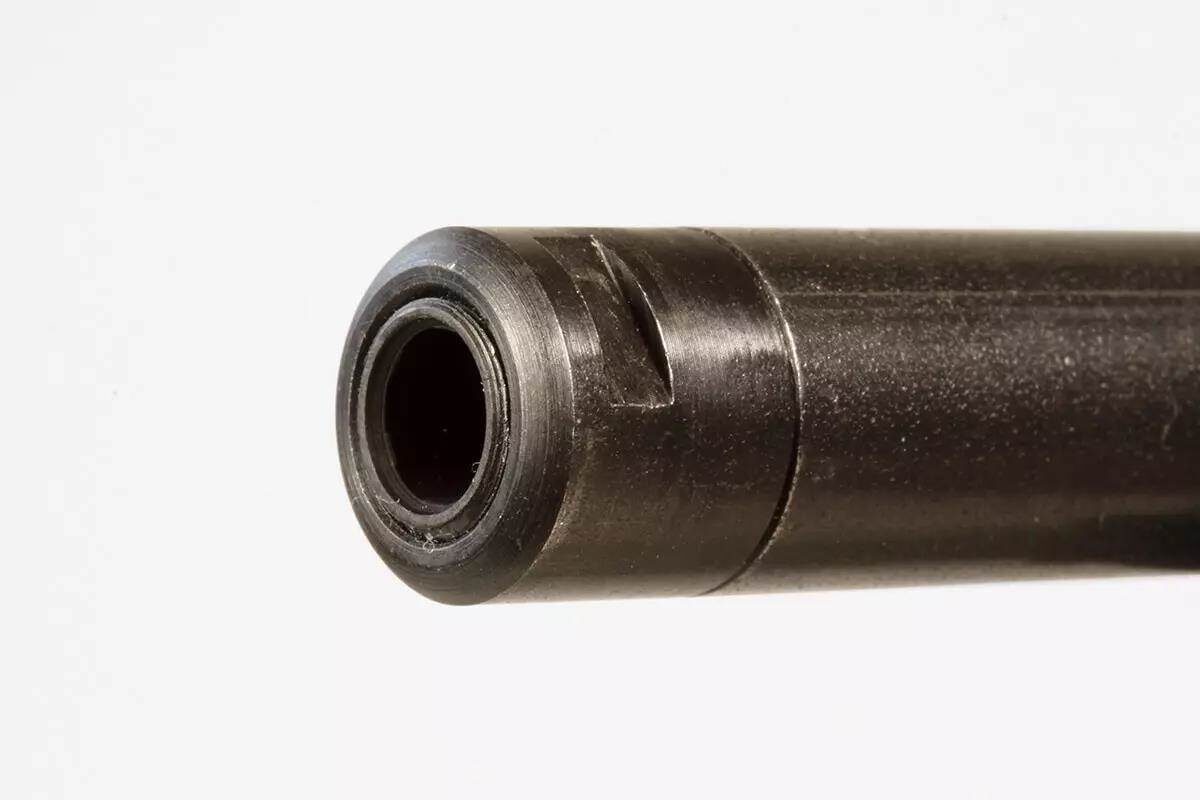 На стволе есть резьба. Хотя компания Hammerli Arms дает ключ для шлицов, для установки глушителя или компенсатора нужен переходник 1/2x28. 