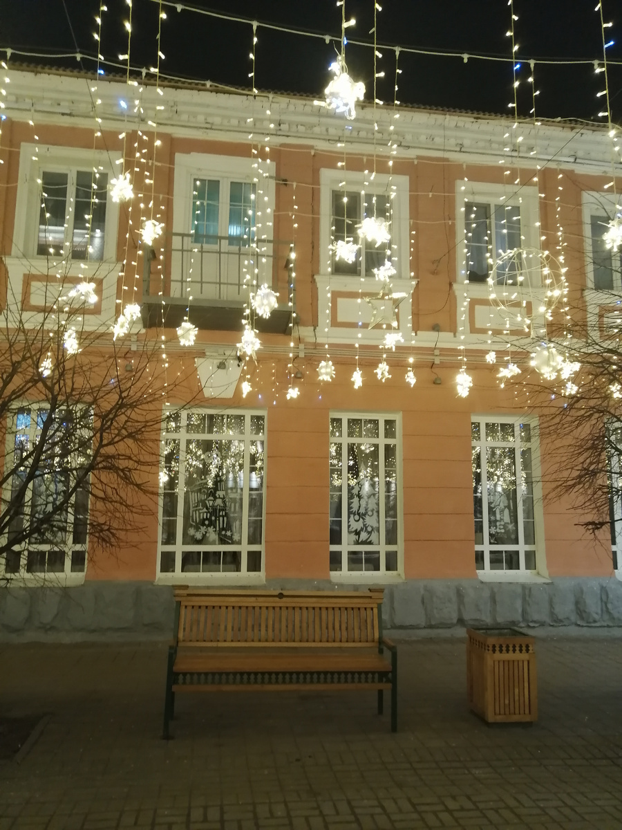 На лавочке под звездами романтично! 