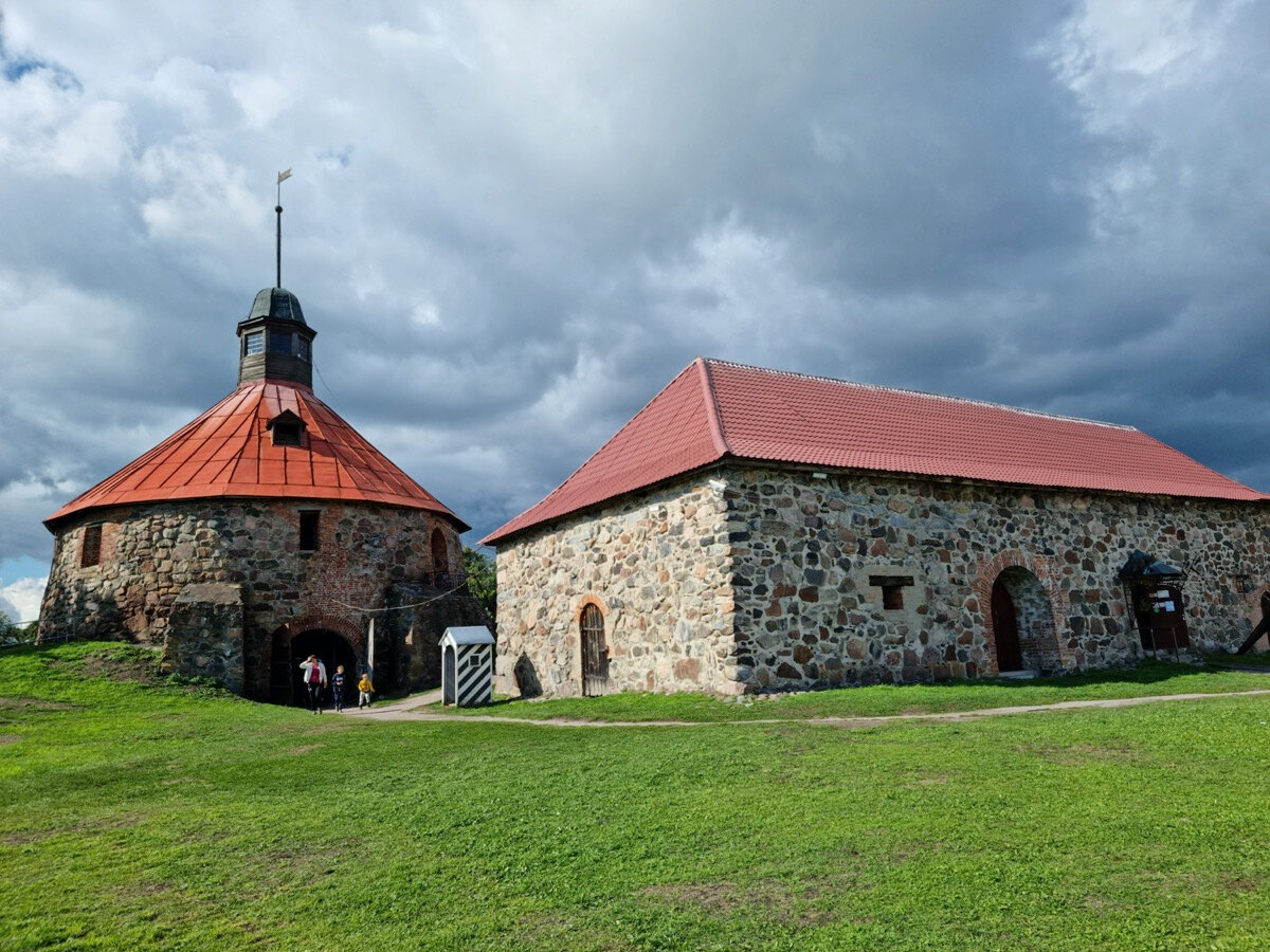 Вид на Круглую башню (1585 года постройки) и Старый арсенал (1591 года)