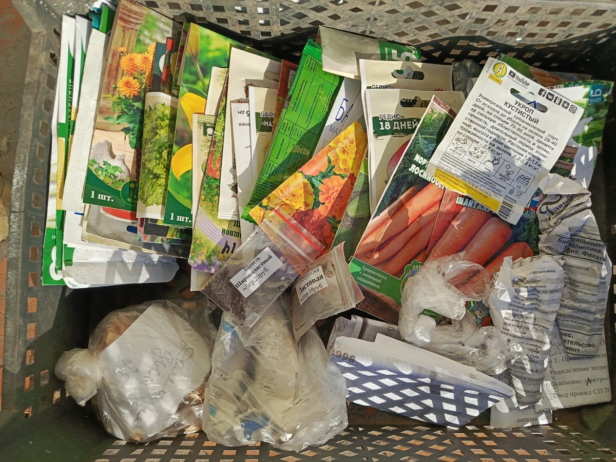 У нас сегодня на улице тепло и я решила расположиться на солнышке со всеми своими ящичками и коробочками.