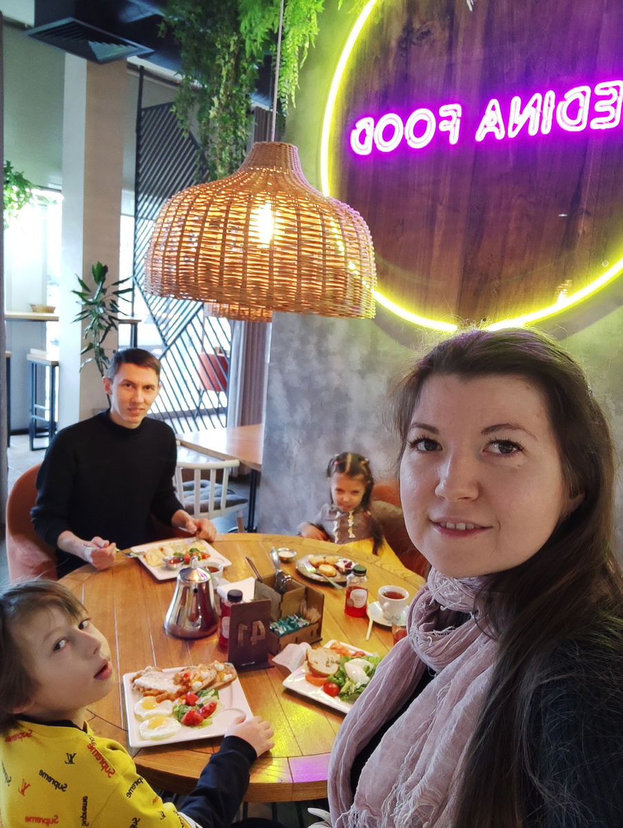 Совместный, семейный завтрак в кафе