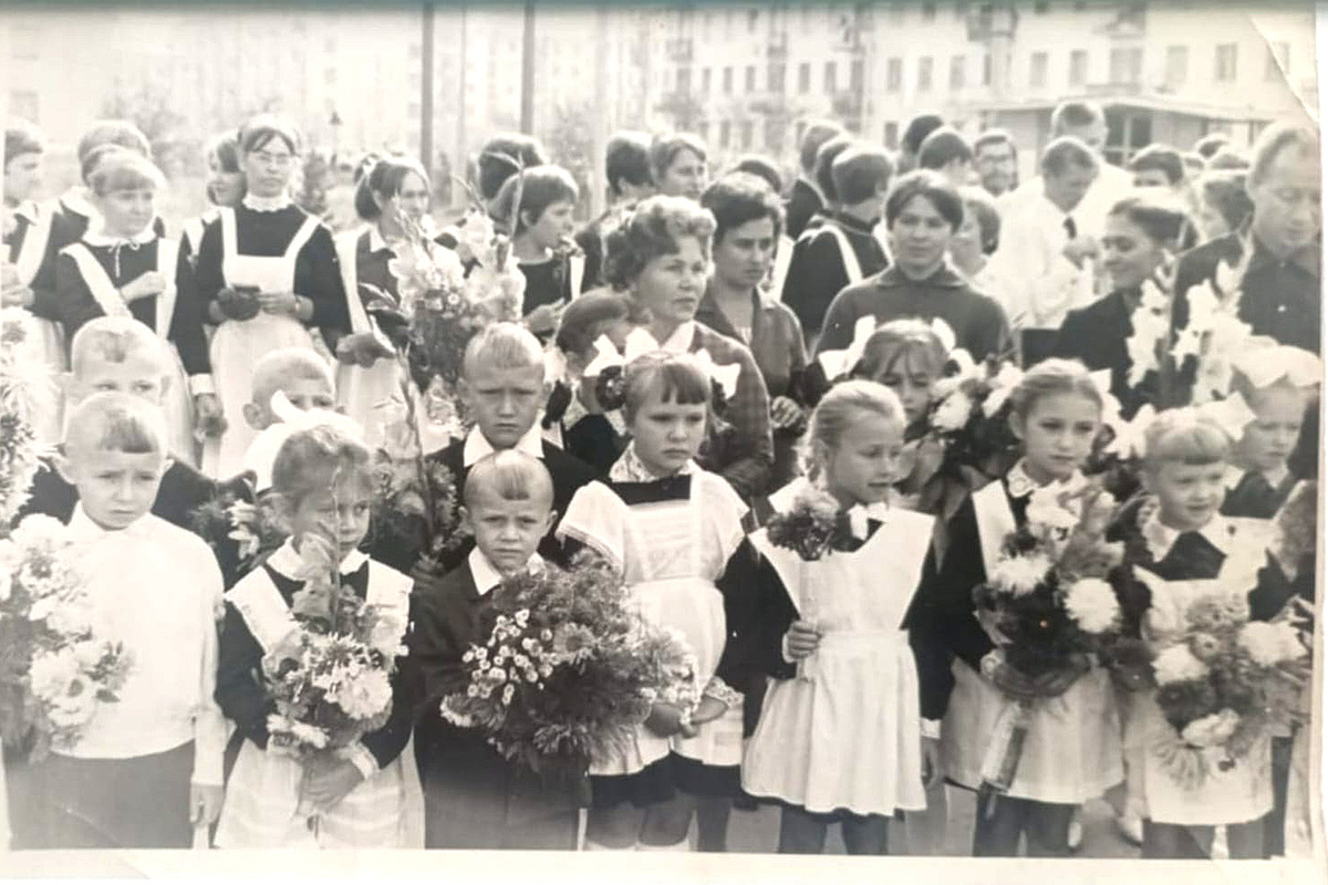 Первая учительница и много цветов...