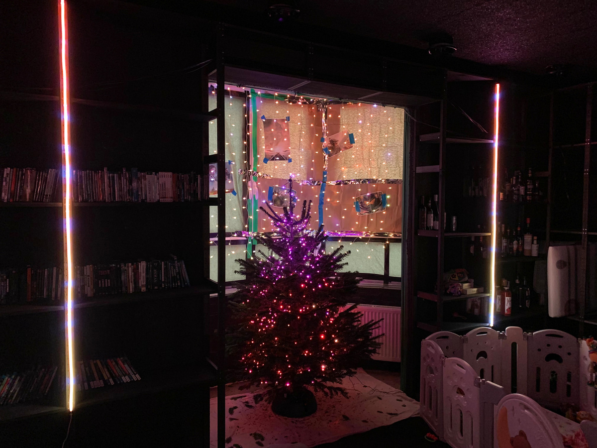 Пихта на зимние праздники стоит именно в кинозале