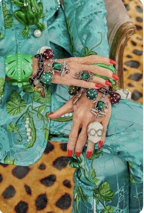 У Айрис даже было кольцо с силуэтом головы - и да, там были очки! 