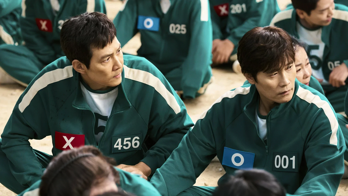 Сон Ки Хун (протагонист сериала) и Хван Ин Хо (ведущий игр) 