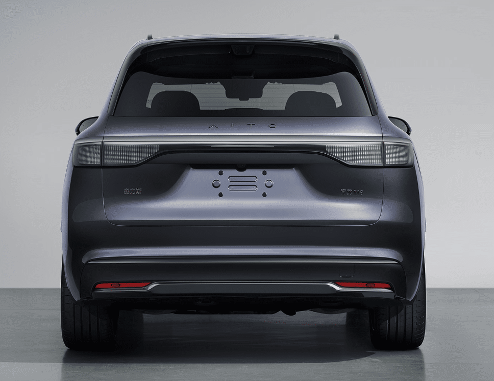 Новинка получила характерный дизайн моделей бренда.