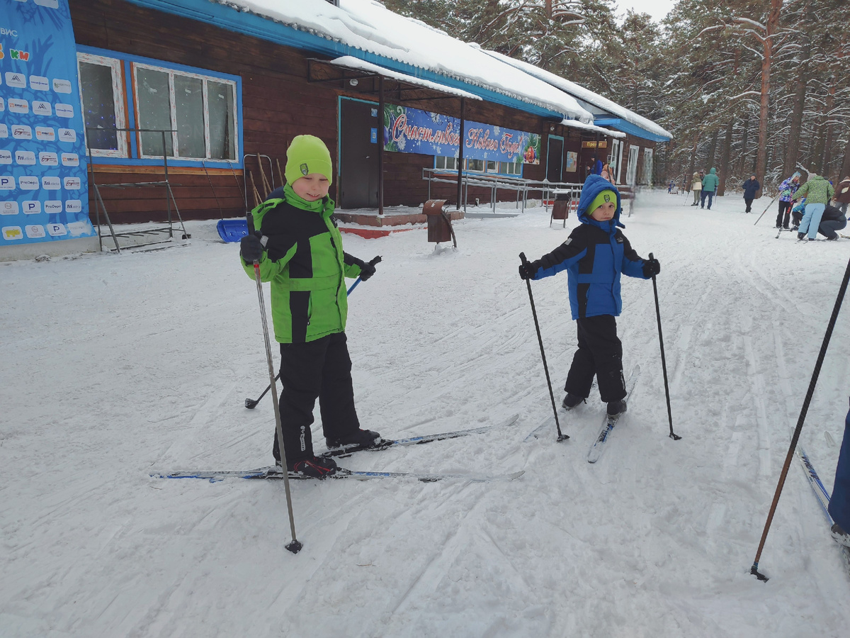 Паша и Вадим ждут, пока отец мать в лыжи запихает