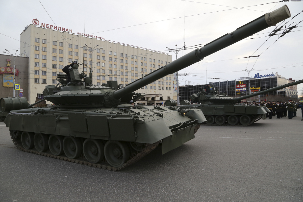 Т-80БВМ на репетиции парада в Мурманске в 2018 году