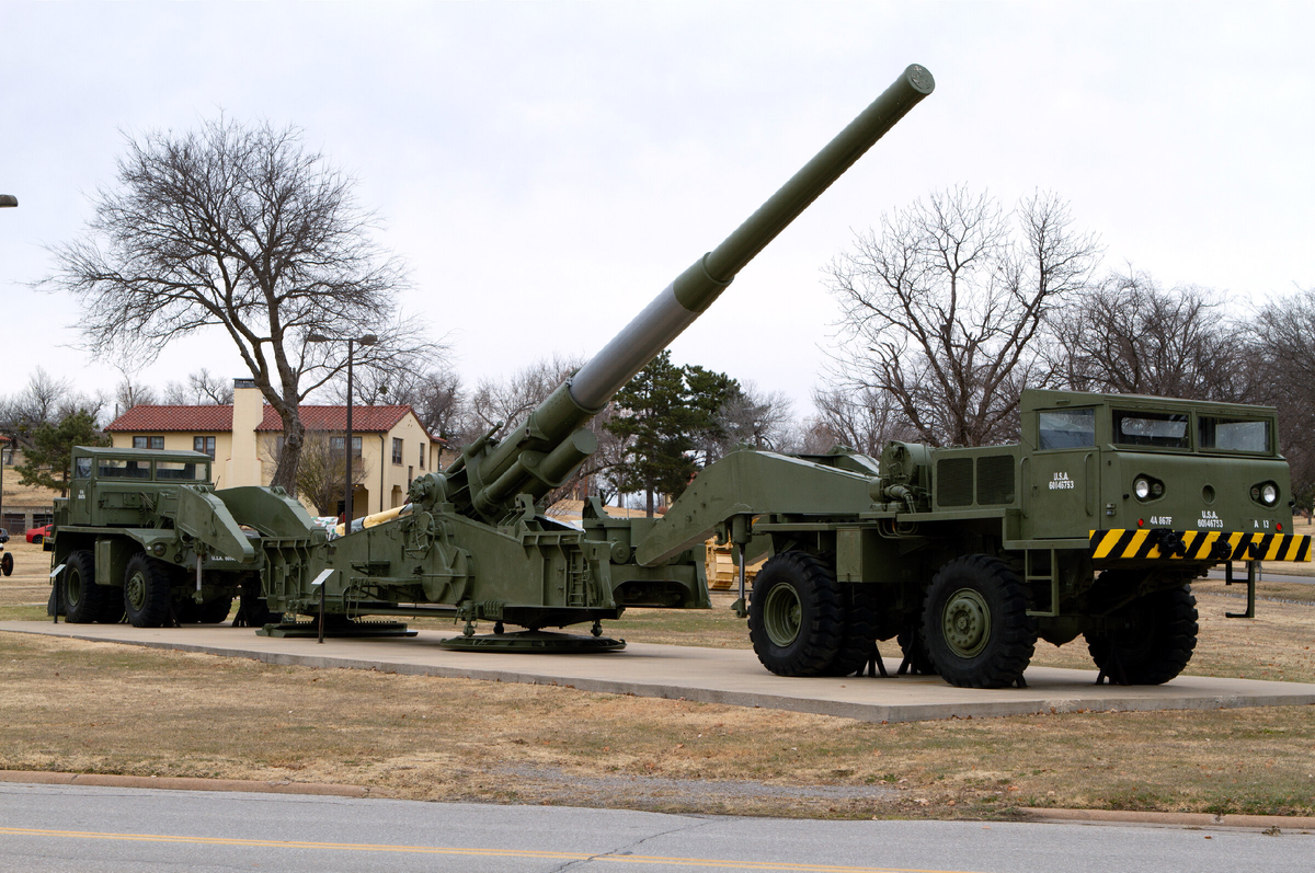 Пушка M65 и два тягача T10 Heavy Artillery Transporter, которые ее возили.