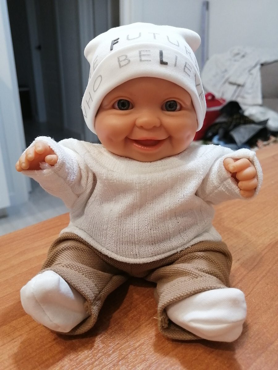 Этому пупсику 9 лет, он пахнет ванилью. Раньше продавались эти ароматные пупсы. У него и пипа и попа по настоящему все приделано. 