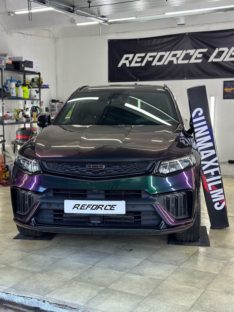 Полный апгрейд для Geely Tugella 
Этот Geely Tugella прошел через полное преображение у нас в студии! Выполнили оклейку в цветной полиуретан, который не только изменил цвет автомобиля, но и обеспечивает максимальную защиту от сколов, царапин и других повреждений. Теперь авто выглядит эффектно и защищено на все 100%!
Также выполнили полный антихром всех хромированных деталей, чтобы придать автомобилю стильный и современный вид. Весь хром исчез, уступив место выразительным глянцевым акцентам. 
Оцените результат! Автомобиль выглядит свежо, стильно и готов привлекать внимание на дороге.
Готовы к изменениям? Записывайтесь, и мы сделаем ваш автомобиль уникальным!