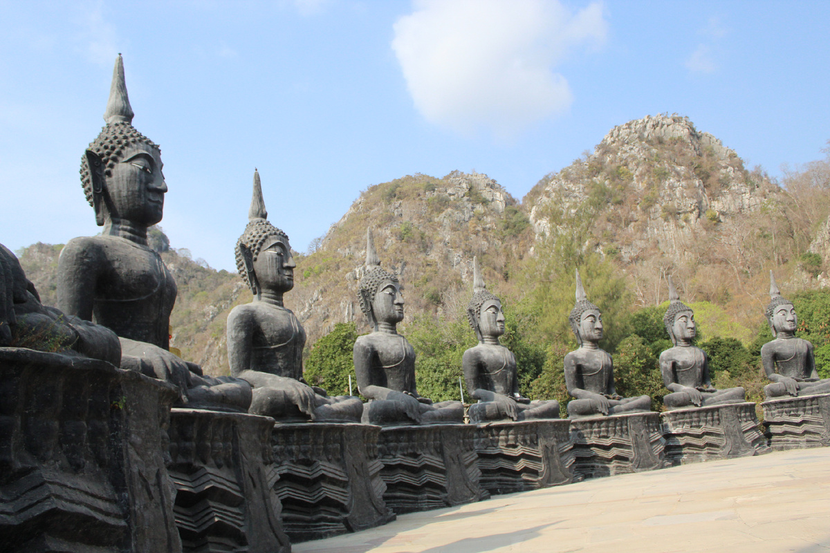 Так и сидят под горой